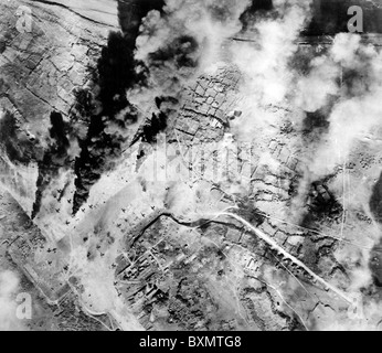 Sciopero antenna su Iwo Jima nel Bonin è da parte della Marina supporto a base di piani. Gli aerei giapponesi si trovano in frantumi e bruciando sul airst Foto Stock