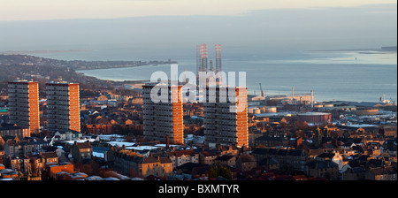 Panorama della città scozzese di Dundee   River Tay and Estuary   edifici alti e dal punto di vista di Dundee Law, Scozia, Regno Unito Foto Stock