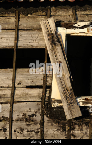 Finestra e parete di un vecchio derelitti capanna in legno (shieling) sull'isola di Lewis Foto Stock