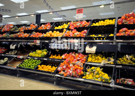 Frutta su scaffalature in un CO-OP supermercato Foto Stock