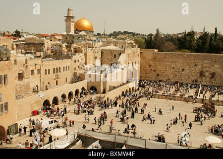 Ebrei ortodossi pregano presso il Muro Occidentale durante le vacanze di Pasqua in aprile 02 2010 a Gerusalemme, Israele. Foto Stock