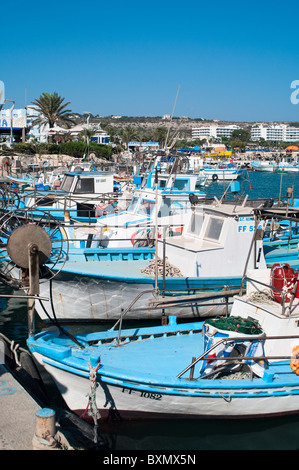 Crociera e le navi a vela nel porto di Agia-Napa, Cipro, Mediterraneo. Barche da pesca Foto Stock