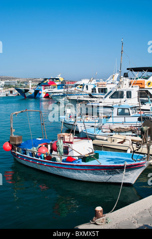 Crociera e le navi a vela nel porto di Agia-Napa, Cipro, Mediterraneo. La pesca dories Foto Stock