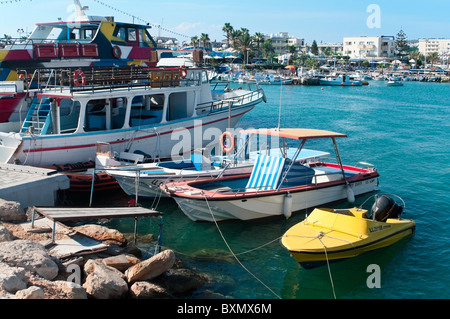 Crociera e le navi a vela nel porto di Agia-Napa, Cipro, Mediterraneo. Foto Stock