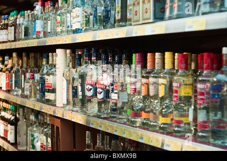 Miniatura di bottiglie di whisky, il brandy, vodka, cognac, gin, e altri  tipi di Alcol di in una finestra del negozio, Blackpool, Regno Unito Foto  stock - Alamy