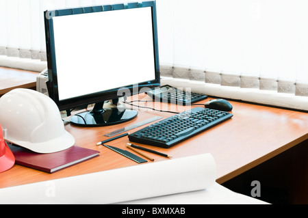 Luogo di lavoro con computer, elmetto e disegni di progetto. Bianco schermo isolato Foto Stock