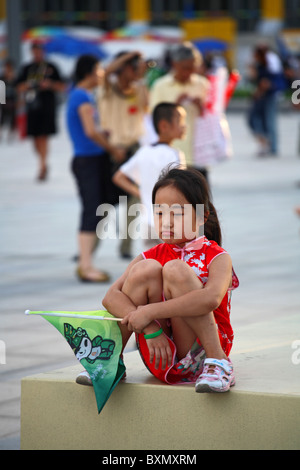 Giovane ragazza cinese al complesso olimpico di Pechino, Cina Foto Stock