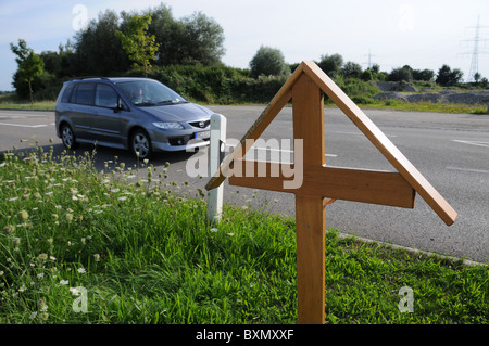 Croce di avvertimento al sito incidente Foto Stock