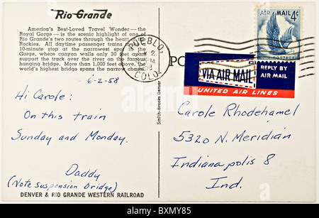 Retro della cartolina postale inviato nel 1958 da un padre a sua figlia Foto Stock