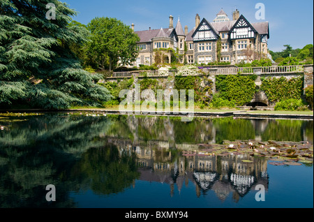 Giardini terrazzati & Bodnant Hall di Bodnant Gardens, vicino a Colwyn Bay, Clwyd, Galles del Nord, Regno Unito Foto Stock