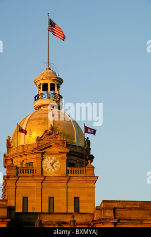 Close-up della savana, GA Municipio cupola al tramonto. Questo edificio si trova lungo Yamacraw promontorio che sovrasta il fiume Savannah. Foto Stock