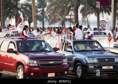 Bambini da Emirati arabi uniti e Qatar si uniscono in Qatar la festa nazionale su Doha Corniche, Dicembre 18, 2010 Foto Stock