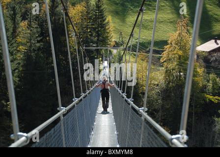 Le persone camminando sul Ponte sospeso oltre il fiume Engsligen, Frutigen, Oberland bernese, Svizzera Foto Stock