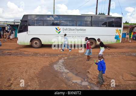 Artigianato fondazione di silicio bus, fornendo libero mobile l uso del computer per i giovani nella baraccopoli di Kibera, Nairobi, Kenia Foto Stock