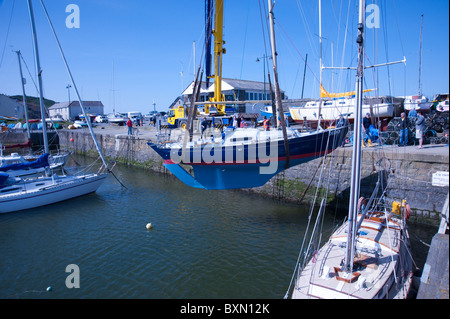 Il vanto e yacht tornare in acqua al porto di Aberaeron, dopo aver trascorso l'inverno sulla terra asciutta. Per alcuni questo Foto Stock