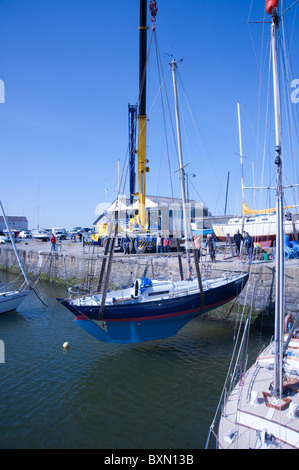 Il vanto e yacht tornare in acqua al porto di Aberaeron, dopo aver trascorso l'inverno sulla terra asciutta. Per alcuni questo Foto Stock