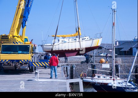 Il vanto e yacht tornare in acqua al porto di Aberaeron, dopo aver trascorso l'inverno sulla terra asciutta. Per alcuni questo Foto Stock