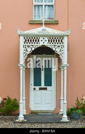 Traforature di elementi in ferro battuto tettoia porticato su Georgian House su Ocean Drive a Rosslare, Irlanda Foto Stock