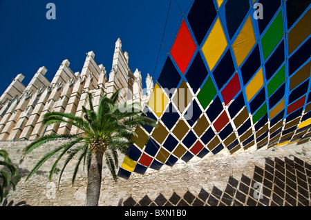 MALLORCA Carnevale Fiesta Palma Cattedrale La Seu Palma Mallorca, osservata sotto multicolor baldacchino del sole che forniscono ombra per outdoor feste di carnevale in Spagna Foto Stock