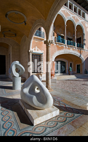 Il Palazzo di marzo terrazza con celebri sculture contemporanee in esposizione permanente Palma Centro storico Mallorca Spagna Spain Foto Stock