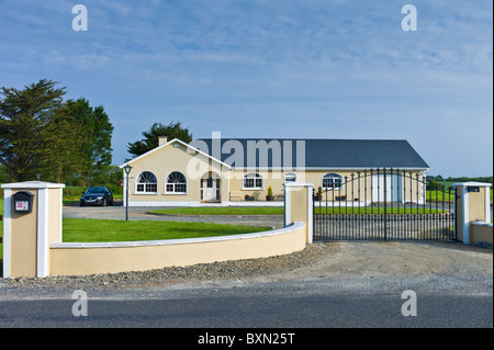 Nuova costruzione bungalow sulla strada di Kilmore in Irlanda. I fondi UE hanno portato alla tigre celtica investimenti nella Repubblica Foto Stock