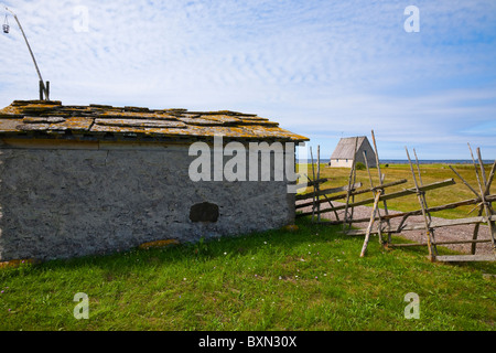 Il vecchio capannone con lastre di ardesia del tetto, Kovik, Gotland (Svezia). Foto Stock