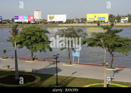 La recentemente risviluppata Riverside sul fiume Tonle Sap, Phnom Penh Cambogia Foto Stock