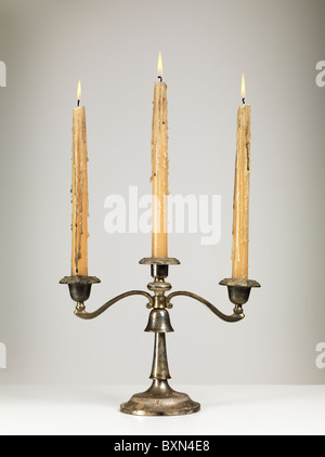 Argento antico triple portacandele candelabri isolato su sfondo grigio Foto Stock