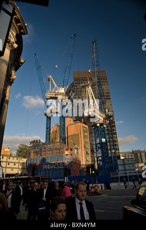 Bishopsgate e il nuovo Pinnacle edificio in costruzione nella città di Londra, Regno Unito Foto Stock