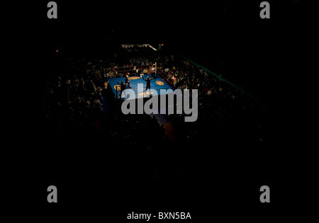 Lottatori eseguire in una Lucha Libre evento in Puebla Arena a Puebla, in Messico. Foto Stock