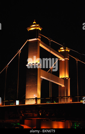 Case illuminate e ponti sono una bella vista di notte in Guilin, Cina del Sud Foto Stock