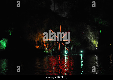 Case illuminate e ponti sono una bella vista di notte in Guilin, Cina del Sud Foto Stock