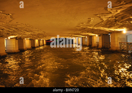 Case illuminate e ponti sono una bella vista di notte in Guilin, Cina del Sud Foto Stock