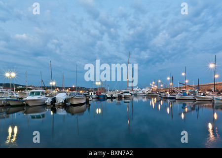 Alba a St Tropez Harbour in Provenza Francia Foto Stock