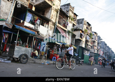 Il Buding, noto anche come il bianco edificio, era un degli anni cinquanta blocco di appartamenti nel centro di Phnom Penh Cambogia. Fu demolita nel 2017. Foto Stock