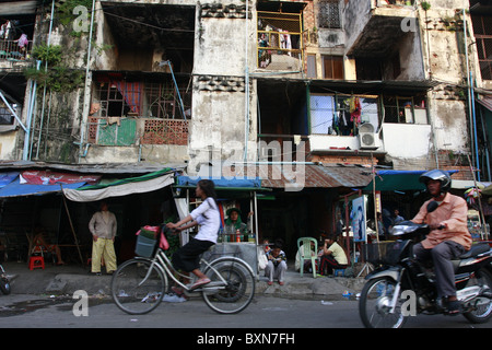 Il Buding, noto anche come il bianco edificio, era un degli anni cinquanta blocco di appartamenti nel centro di Phnom Penh Cambogia. Fu demolita nel 2017. Foto Stock