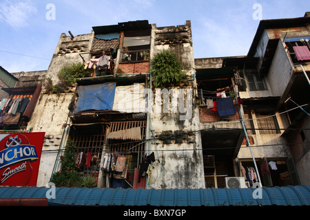 Il Buding, noto anche come il bianco edificio, era un degli anni cinquanta blocco di appartamenti nel centro di Phnom Penh Cambogia. Fu demolita nel 2017. Foto Stock