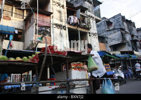 Il Buding, noto anche come il bianco edificio, era un degli anni cinquanta blocco di appartamenti nel centro di Phnom Penh Cambogia. Fu demolita nel 2017. Foto Stock