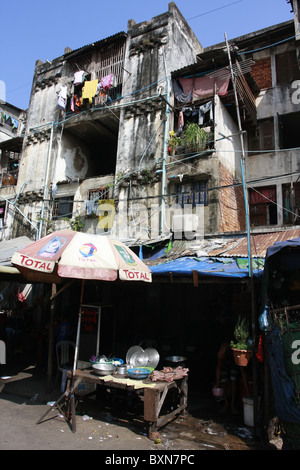 Il Buding, noto anche come il bianco edificio, era un degli anni cinquanta blocco di appartamenti nel centro di Phnom Penh Cambogia. Fu demolita nel 2017. Foto Stock