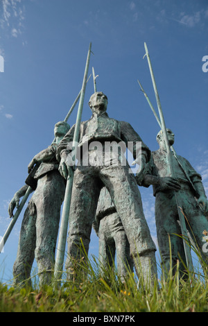 "Pikemen' o 'Fauscailt',una scultura da Eamonn O'Doherty sulla N25 da New Ross per la cittadina di Wexford, Co Wexford, Irlanda. Foto Stock