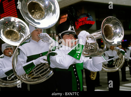 Banda di marcia. Sfilata degli Stati Uniti d'America a New York. Suonatori di tuba alla festa del giorno del Ringraziamento di Macy a New York, Midtown Manhattan. Foto Stock