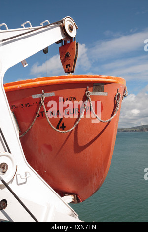 Una zattera di salvataggio e il meccanismo di sollevamento sul ponte della Stena Europa traghetto sul mare irlandese. Foto Stock