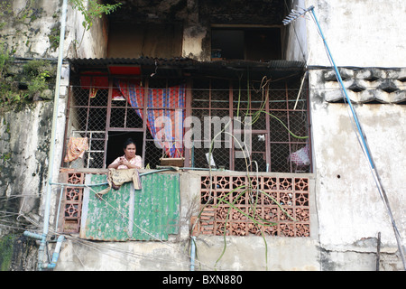 Il Buding, noto anche come il bianco edificio, era un degli anni cinquanta blocco di appartamenti nel centro di Phnom Penh Cambogia. Fu demolita nel 2017. Foto Stock