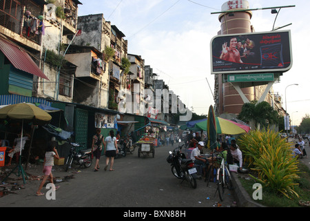 Il Buding, noto anche come il bianco edificio, era un degli anni cinquanta blocco di appartamenti nel centro di Phnom Penh Cambogia. Fu demolita nel 2017. Foto Stock