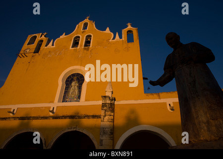 Una statua di Papa Giovanni Paolo II viene visualizzata ant l ingresso del San Antonio De Padova nel convento, Izamal Yucatan, Messico. Foto Stock