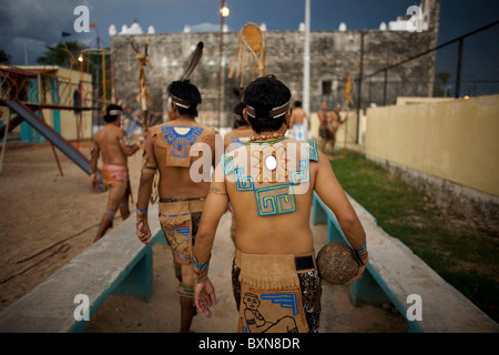 Sfera di Maya giocatori entrano a corte prima di una partita nel villaggio Chapab in Yucatan Stato nella penisola dello Yucatan in Messico, Messico Foto Stock