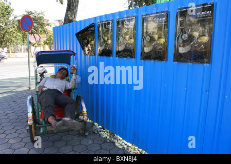 Driver Cyclo addormentato in Phnom Penh Cambogia Foto Stock