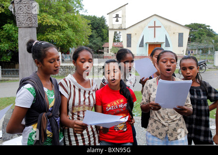 Coro della chiesa cantando al di fuori della chiesa di Liquica. Liquica, Timor Orientale Foto Stock