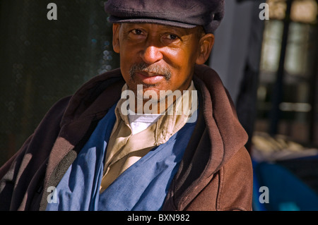 Etnica uomo nero scarpe splendente su Market street in downtown San Francisco CA USA Foto Stock