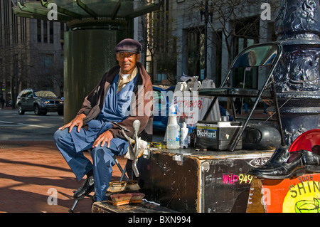 Etnica uomo nero scarpe splendente su Market street in downtown San Francisco CA USA Foto Stock